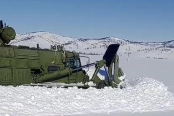 Фотография к новости: Әскерилер шығыстағы ауылдықтарға қар тазартуға көмекке барды