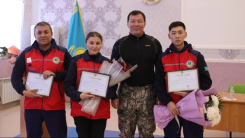 Фотография к новости: Науқасқа қар омбылап жаяу барған жедел жәрдем қызметкерлері марапатталды