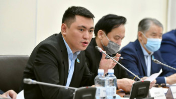 Фотография к новости: "Күйеуімді жұмыста қыспаққа алып жатыр". Мұқаев шындықты айтатындар қысымға ұшырап жүргенін айтты