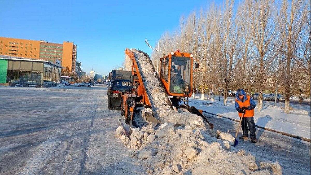 Астанада қар тазалау жұмысына 2,4 мыңнан астам жол жұмысшы жұмылдырылды