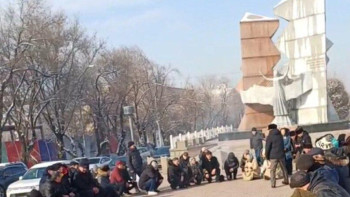 Фотография к новости: Желтоқсаншылар "Тәуелсіздік таңы" монументінде ЛГБТ-ке қарсы митинг өткізді