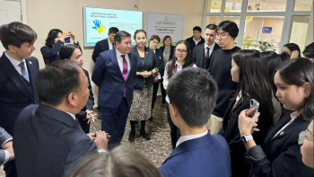 Фотография к новости: Ерікті студенттер мектеп оқушыларына жол көрсетеді