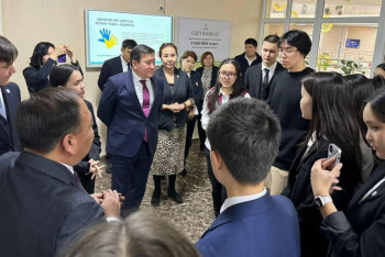 Фотография к новости: Ерікті студенттер мектеп оқушыларына жол көрсетеді