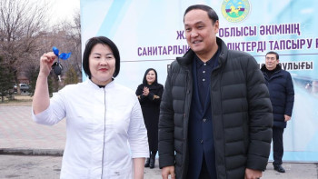 Фотография к новости: Жамбылда медициналық мекемелерге 40 жедел жәрдем көлігі берілді