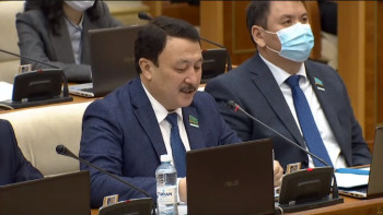 Фотография к новости: "Ұлт ұстазы" атағы - 10 мың теңге. Әлтай награда сататындар көбейіп кеткеніне алаңдады