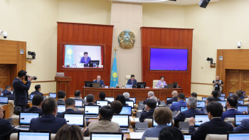 Фотография к новости: Жаңа депутат Мәжілісте ант қабылдады