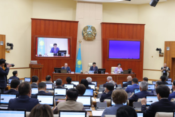 Фотография к новости: Жаңа депутат Мәжілісте ант қабылдады