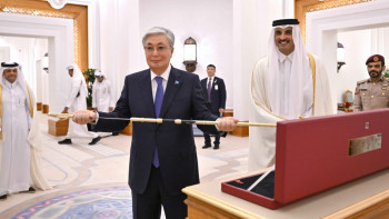 Фотография к новости: Қатар Әмірі Тоқаевқа ерекше қылыш сыйлады