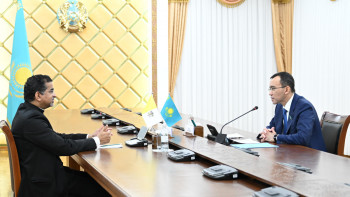 Фотография к новости: Мәулен Әшімбаев Қасиетті Тақтың Қазақстандағы апостолдық нунциімен кездесті