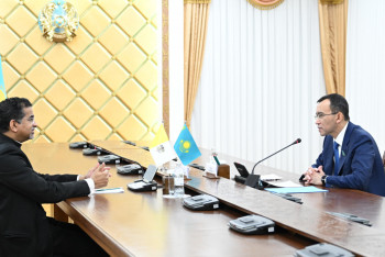 Фотография к новости: Мәулен Әшімбаев Қасиетті Тақтың Қазақстандағы апостолдық нунциімен кездесті