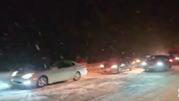 Фотография к новости: ШҚО-да құтқарушылар мен полиция автокөлік колоннасына көмек көрсетті