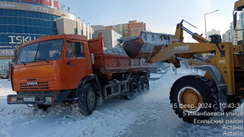 Фотография к новости: Астанадан бір түнде 55 мың текше метрден астам қар шығарылды