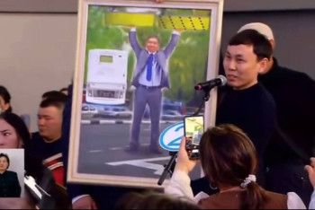 Фотография к новости: "Антикор тартып алса, әйеліме сыйлаймын": Ерболат Досаев қала тұрғынының қолын қақпады