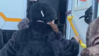 Фотография к новости: ШҚО-да қар құрсауында қалған көліктер құтқарылды