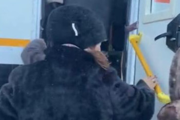 Фотография к новости: ШҚО-да қар құрсауында қалған көліктер құтқарылды