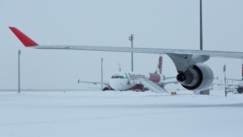 Фотография к новости: Жүздеген жолаушы рейстің кешігуіне байланысты Алматы әуежайында күтуге мәжбүр
