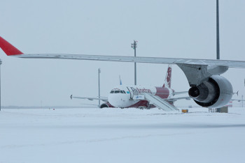 Фотография к новости: Жүздеген жолаушы рейстің кешігуіне байланысты Алматы әуежайында күтуге мәжбүр