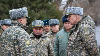 Фотография к новости: Қорғаныс министрі Шымкент гарнизонының әскери бөлімдерін тексерді
