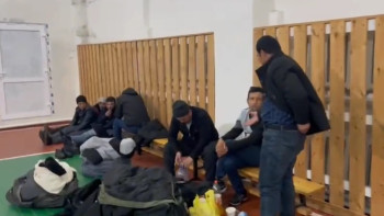 Фотография к новости: Қар құрсауынан құтқарылған шетелдіктер ақмолалық полицейлерге алғысын білдірді