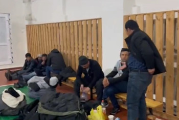 Фотография к новости: Қар құрсауынан құтқарылған шетелдіктер ақмолалық полицейлерге алғысын білдірді