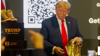 Фотография к новости: «Ешқашан берілме»: Трамп өзінің кроссовкаларын шығарды