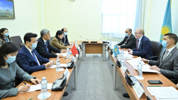 Фотография к новости: Мәжілісте Қытайдың партия мектебімен байланысты нығайту мәселесі талқыланды