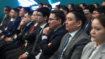 Фотография к новости: Таңнан кешке дейін жұмыс істейтін мемлекеттік қызметкерлерге өтемақы төленеді