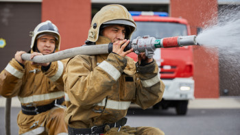 Фотография к новости: Алматыда өртеніп жатқан үйден 17 адам құтқарылды