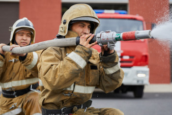 Фотография к новости: Алматыда өртеніп жатқан үйден 17 адам құтқарылды