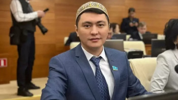 Фотография к новости: Тақиялы депутат ұлттық киім киюді трендке айналдыруды ұсынды