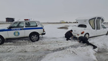 Фотография к новости: Учаскелік инспектор қар құрсауында қалған жаңа туған сәби мен анасына көмектесті