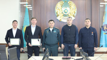 Фотография к новости: Жүрегі тоқтап қалған: Суға батқан баланы құтқарған қызметкер марапатталды