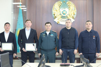 Фотография к новости: Жүрегі тоқтап қалған: Суға батқан баланы құтқарған қызметкер марапатталды