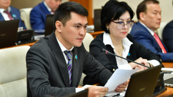 Фотография к новости: Мұқаев депутаттарға өзі сияқты ұлттық киімді насихаттауды ұсынды