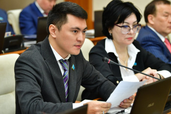 Фотография к новости: Мұқаев депутаттарға өзі сияқты ұлттық киімді насихаттауды ұсынды