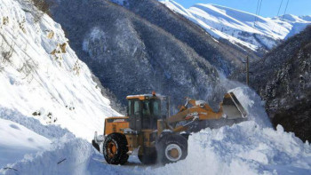 Фотография к новости: ШҚО-да қар көшкіні республикалық тас жолды толығымен жауып тастады