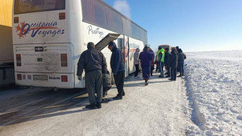 Фотография к новости: Қостанайда полицейлер жолда қалған 100-ден астам шетелдікке көмектесті