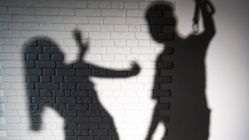 Фотография к новости: Әйелін ұрған "батыр" және педофил: Заң кімді қалай жазалайды?