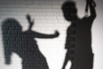 Фотография к новости: Әйелін ұрған "батыр" және педофил: Заң кімді қалай жазалайды?