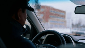 Фотография к новости: Өскемендік азамат тұрғындарды тегін тасып жүр