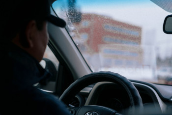 Фотография к новости: Өскемендік азамат тұрғындарды тегін тасып жүр