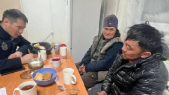 Фотография к новости: Абай облысында полицейлер аязда адасқан шопандарды іздеп тапты