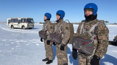 Болашақ ұшқыштар парашютпен секіру техникасын меңгерді