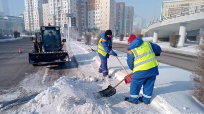 Астанада 2,3 мыңнан астам жұмысшы қар тазалауға шықты