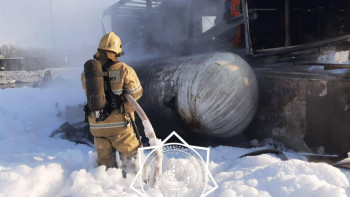 Фотография к новости: Қарағандыда құтқарушылар өмірлерін қатерге тігіп, өрттен 66 газ баллонды алып шықты