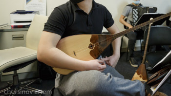 Фотография к новости: Пойызда күй тартқан жас домбырашылар жолаушыларды тәнті етті