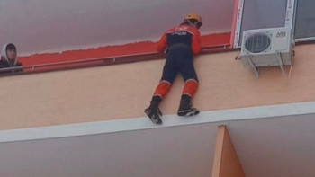 Фотография к новости: Таразда есігі құлыпталған пәтерде қалып қойған 2 бала құтқарылды