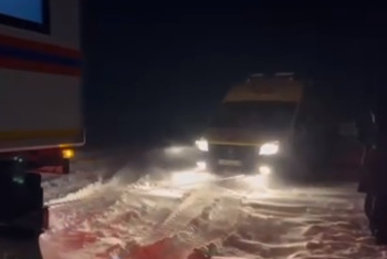 Фотография к новости: Түркістанда жедел жәрдем бригадасы қар құрсауынан құтқарылды