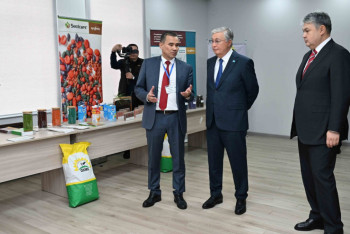 Фотография к новости: Тоқаев шығыстағы элиталық тұқым шаруашылығының қызметімен танысты