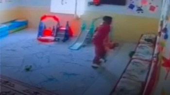 Фотография к новости: Түркістанда балабақшалардың бірінде әйелдің баланы ұрған сәті видеоға түсіп қалды